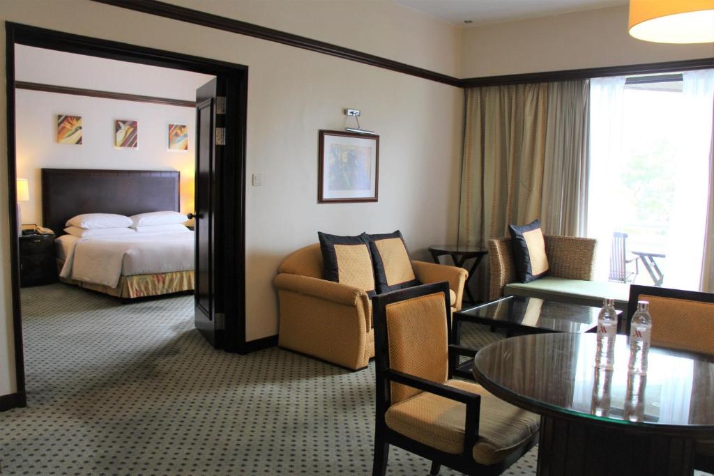 Postel nebo postele na pokoji v ubytování Miri Marriott Resort & Spa
