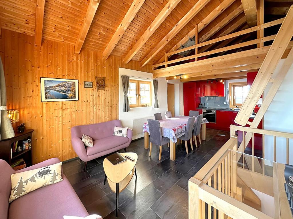 ein Wohnzimmer mit einem Sofa und einem Tisch in der Unterkunft Zigzag on the slopes in Anzère