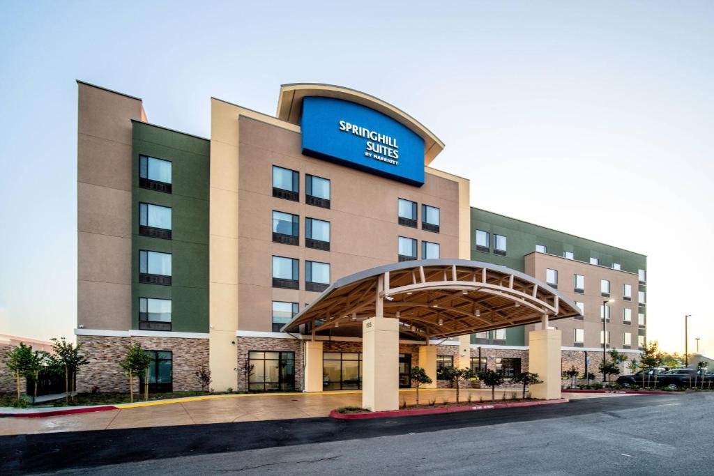 ein Hotel mit einem Schild auf der Vorderseite in der Unterkunft SpringHill Suites by Marriott Oakland Airport in Oakland