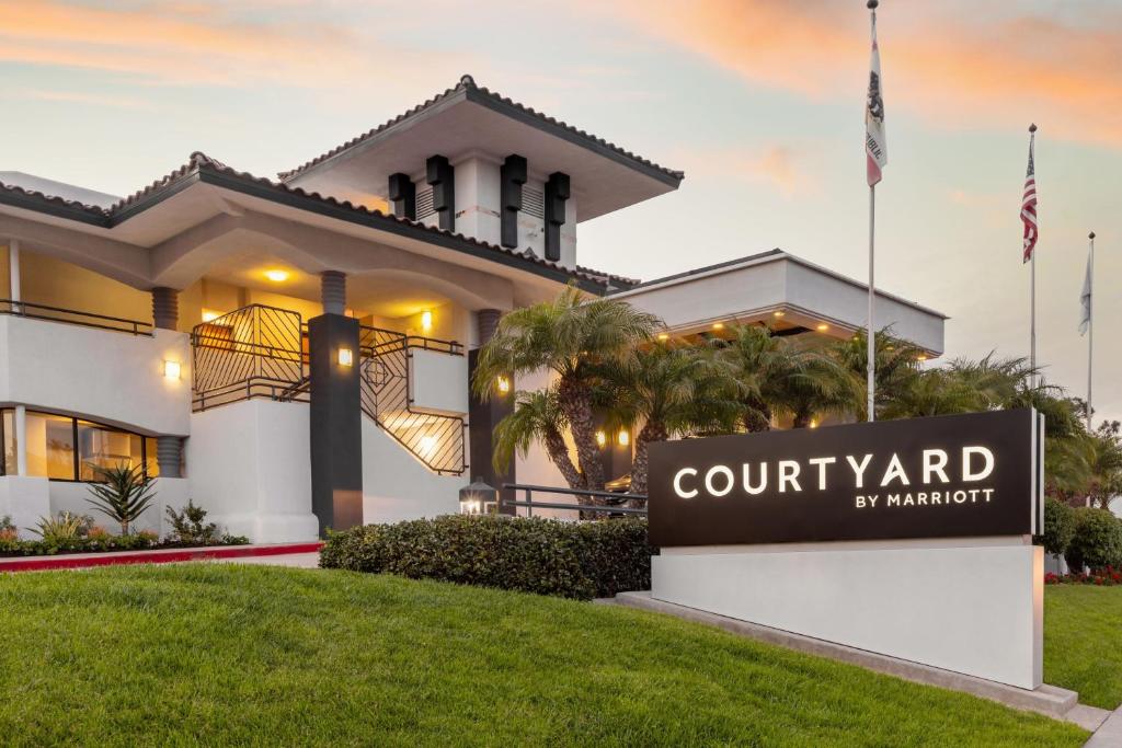 a rendering of a court yard mansion at Courtyard by Marriott San Diego Del Mar/Solana Beach in Solana Beach
