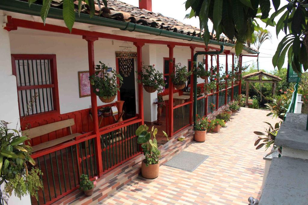 een gebouw met potplanten aan de zijkant bij Eco Lodge La Juanita in Manizales