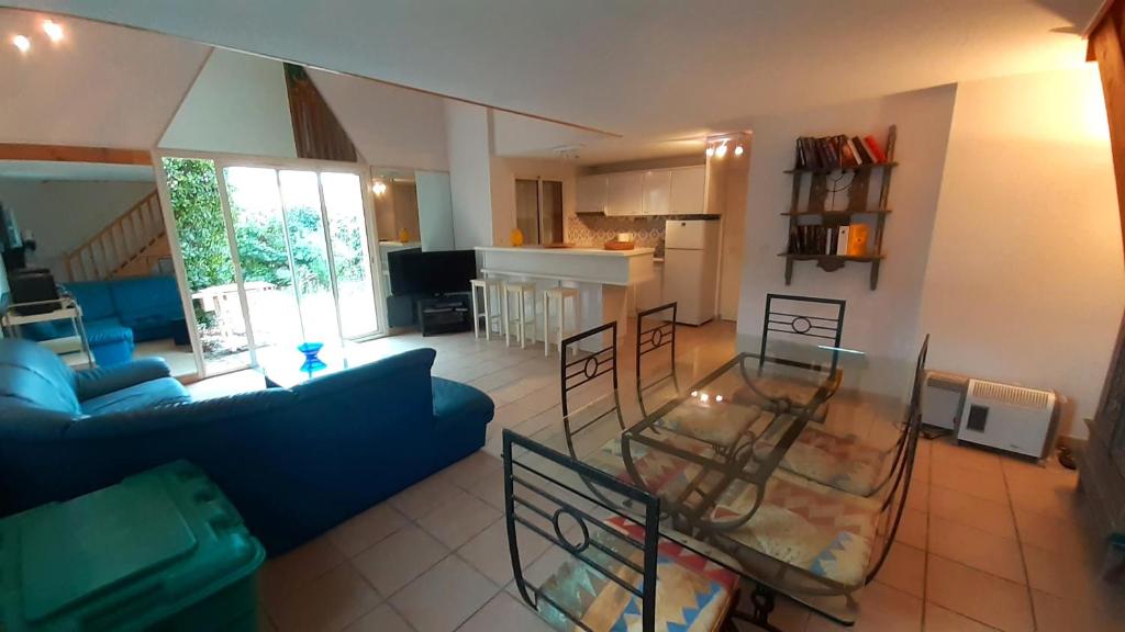 Kuchyňa alebo kuchynka v ubytovaní ANDALOUSES Jolie villa T5 en duplex piscine proche plage Rochelongue Cap d'Agde