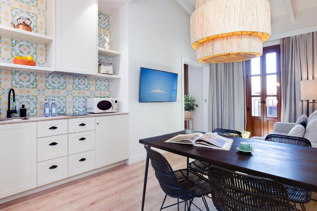 a kitchen and dining room with a table and chairs at Samaritana Suites in Palma de Mallorca
