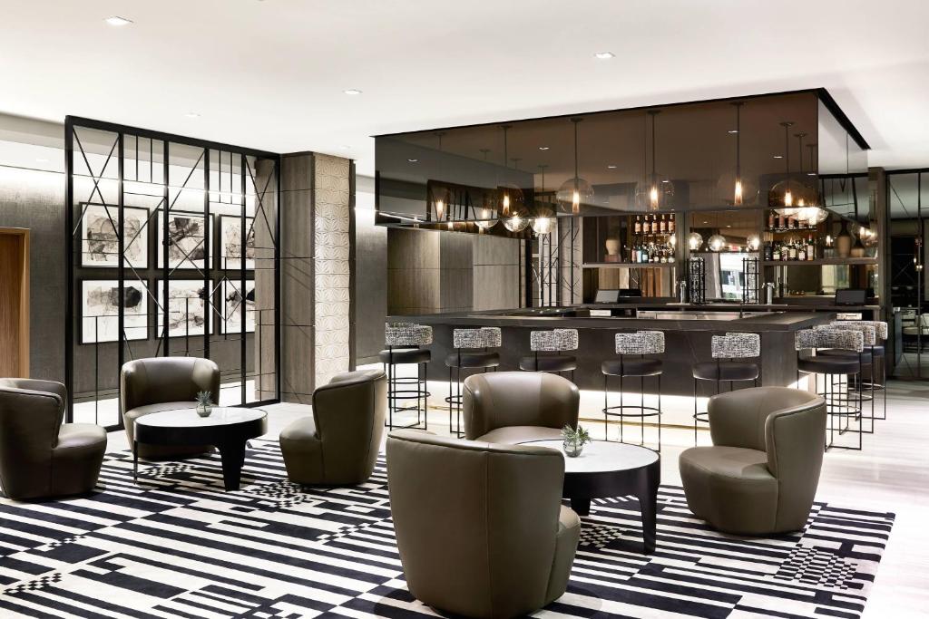 The lounge or bar area at AC Hotel by Marriott Miami Airport West/Doral