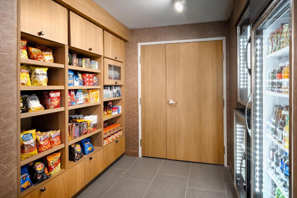 Supermarket nebo jiné obchody v  hotelu nebo okolí