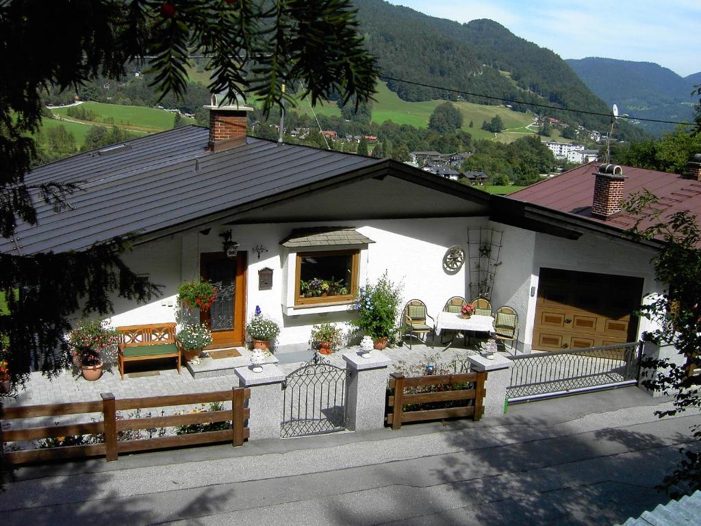 Casa blanca pequeña con mesa y sillas en Haus Bergfrieden, en Berchtesgaden