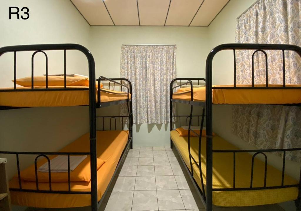 Katil dua tingkat atau katil-katil dua tingkat dalam bilik di Kadamaian Riverside Lodge Tambatuon, Kota Belud