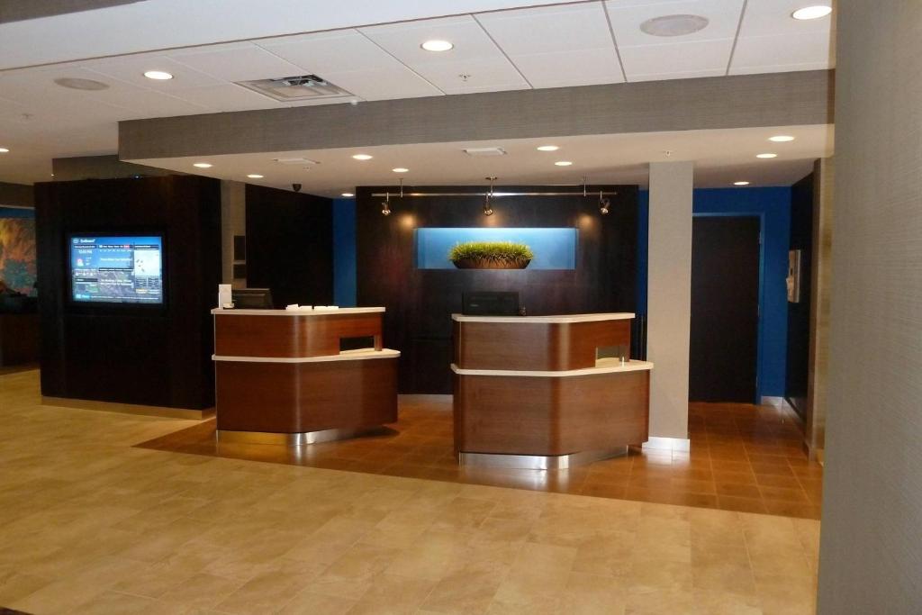 Uma televisão e/ou sistema de entretenimento em Courtyard by Marriott Key West Waterfront