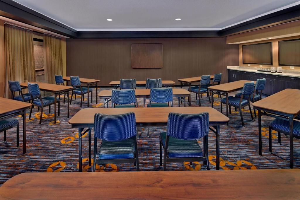 uma sala de conferências com mesas e cadeiras e um pódio em Courtyard by Marriott Key West Waterfront em Key West
