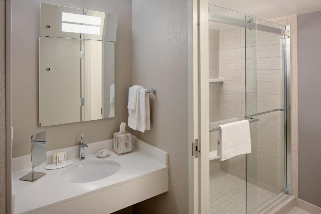 Uma casa de banho em Courtyard by Marriott Key West Waterfront