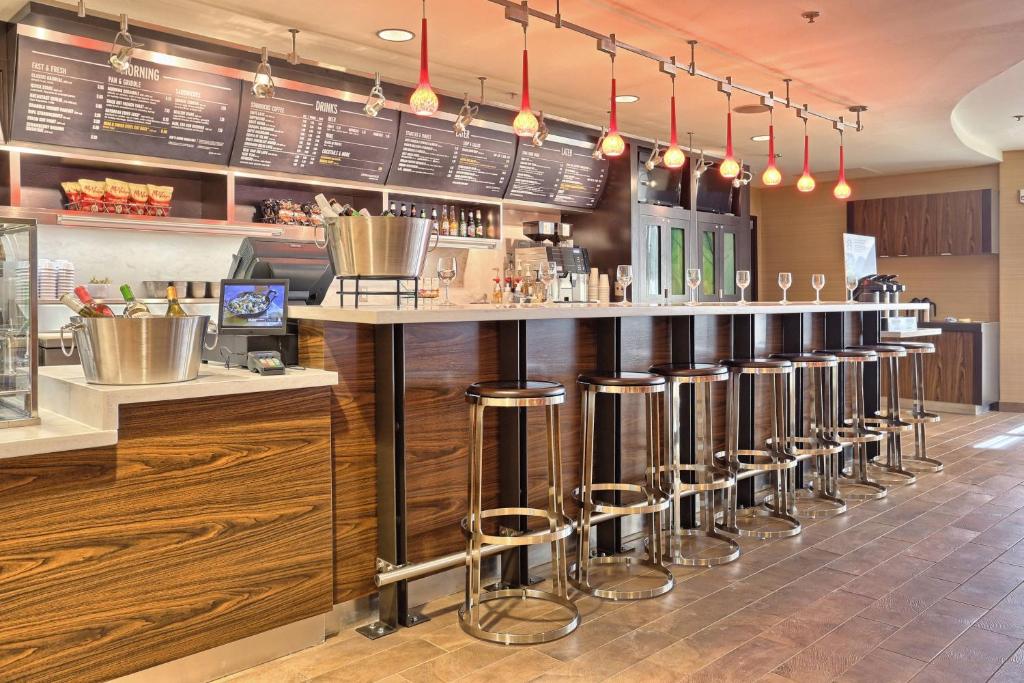 a bar in a restaurant with stools at Courtyard by Marriott Harrisburg West/Mechanicsburg in Mechanicsburg