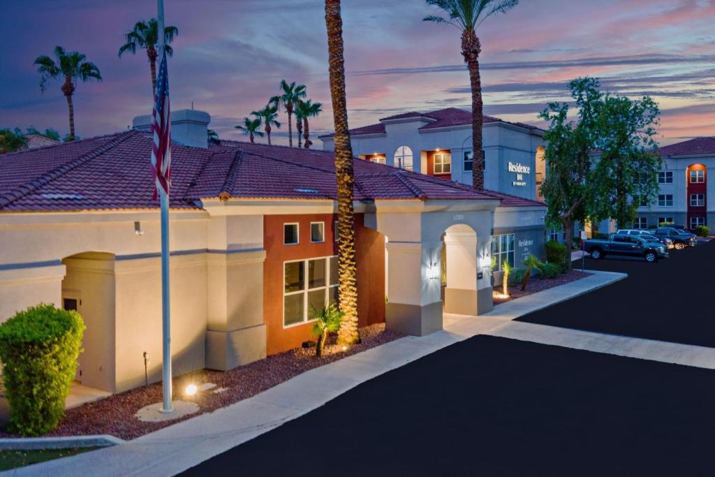uma casa com palmeiras em frente a uma rua em Residence Inn Phoenix Mesa em Mesa