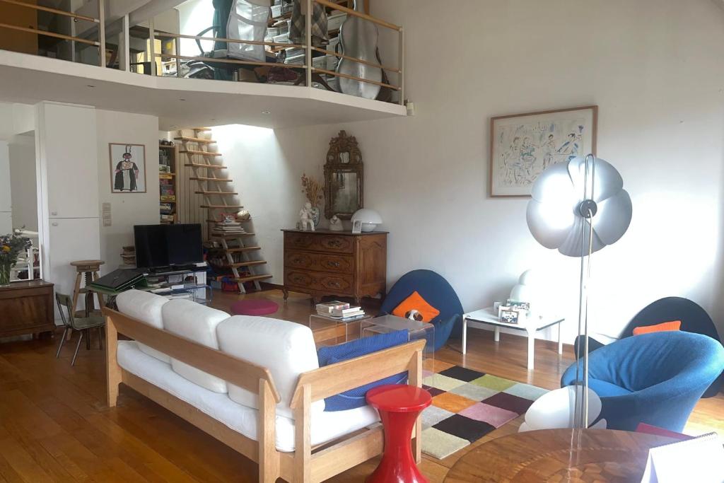 sala de estar con sofá y mesa en Duplex of 90m near Montmartre, en París