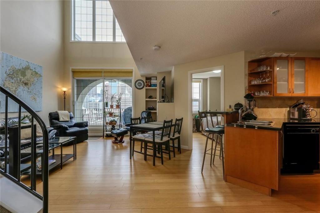 een keuken en een woonkamer met een tafel en stoelen bij Stampede Park in Calgary