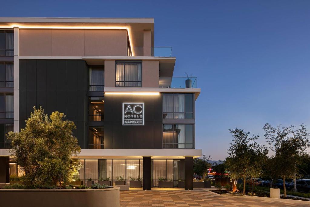 ein Apartmenthaus mit einem ac Schild darauf in der Unterkunft AC Hotel by Marriott Palo Alto in Palo Alto