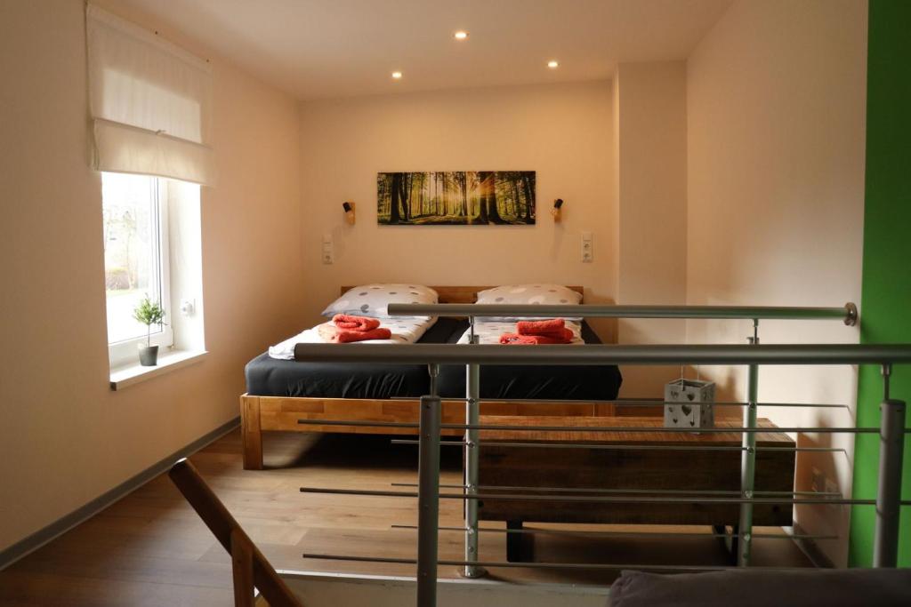 ein Schlafzimmer mit einem Bett und einem Tisch darin in der Unterkunft Fuchsbergblick 