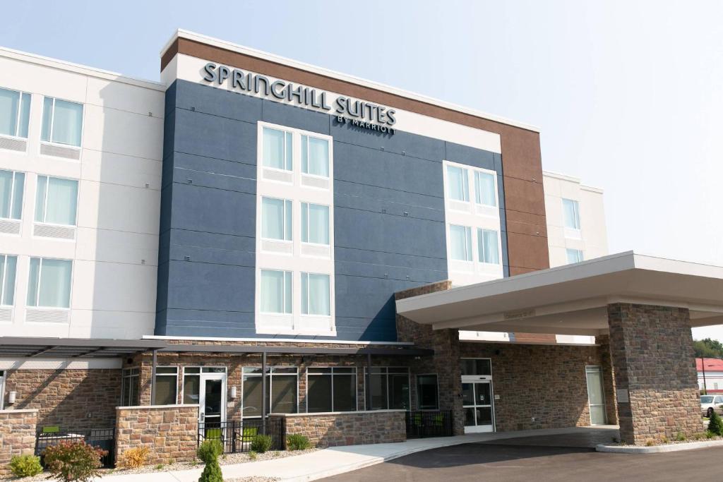 a front view of a spartan suites building at SpringHill Suites by Marriott South Bend Notre Dame Area in South Bend