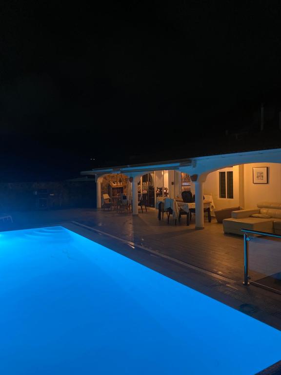 una gran piscina por la noche con luces azules en Casa Tauro Gran Canaria en Mogán