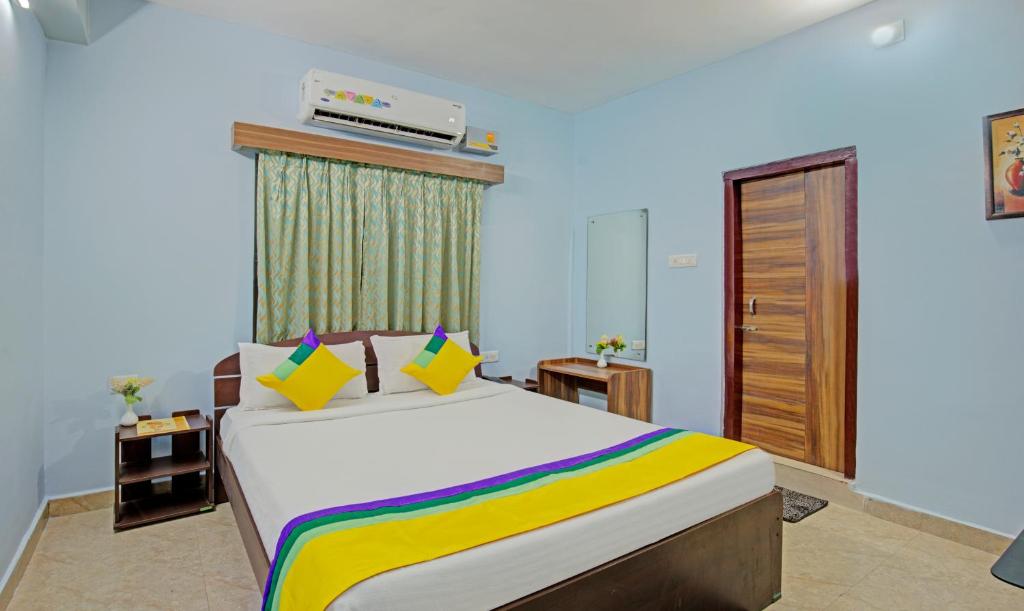 a bedroom with a king sized bed in a room at Itsy By Treebo - Sidhartha Residency in Bhubaneshwar