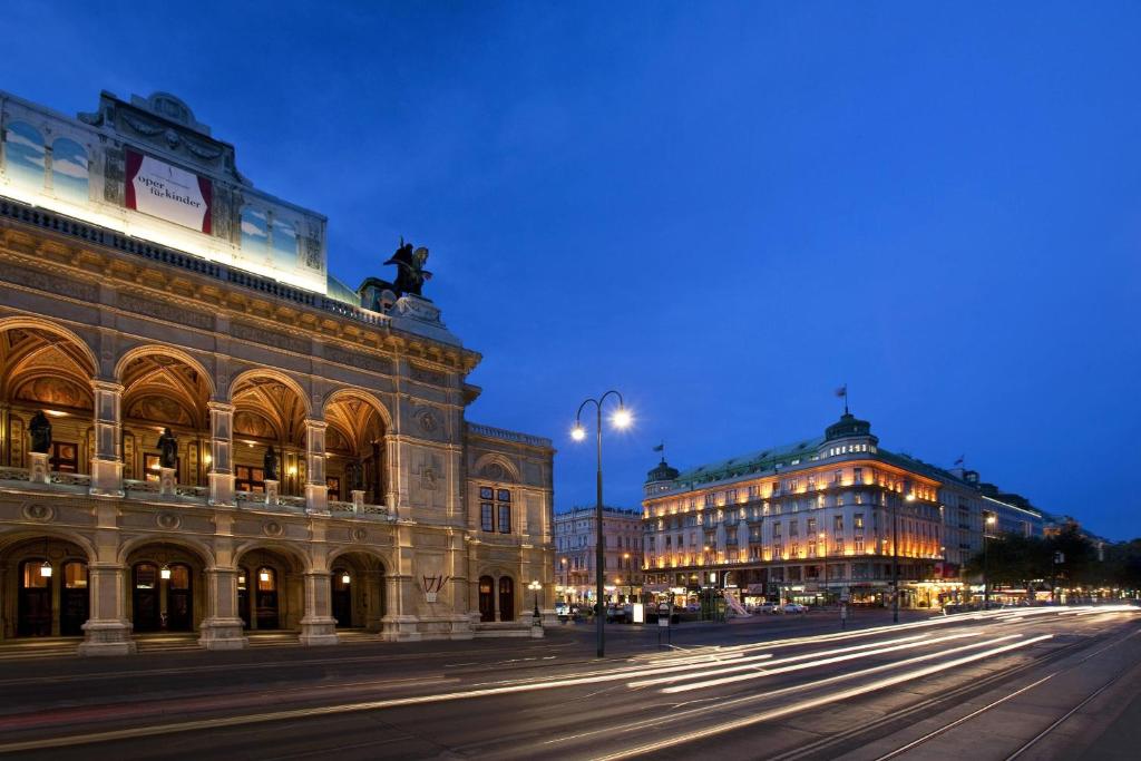 uma rua da cidade com edifícios e luzes de rua à noite em Hotel Bristol, a Luxury Collection Hotel, Vienna em Viena