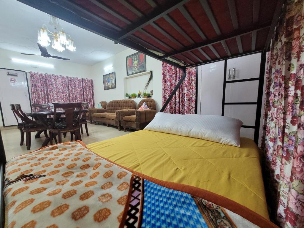 Dhairya's Villa Easy Living Triple Bed Bunks Dorm Cozy Eden Studio
