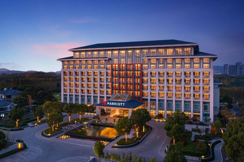 無錫市にあるWuxi Marriott Hotel Lihu Lakeの街のライトアップされたホテル