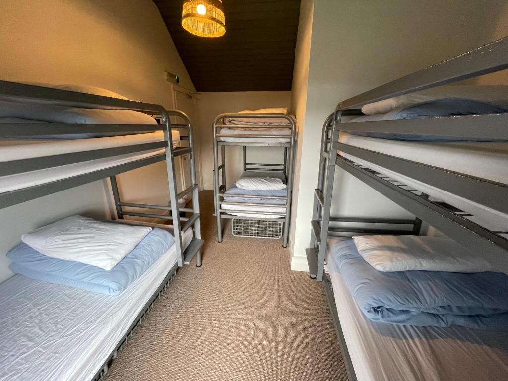 Voodi või voodid majutusasutuse Ben Lettery Hostel toas