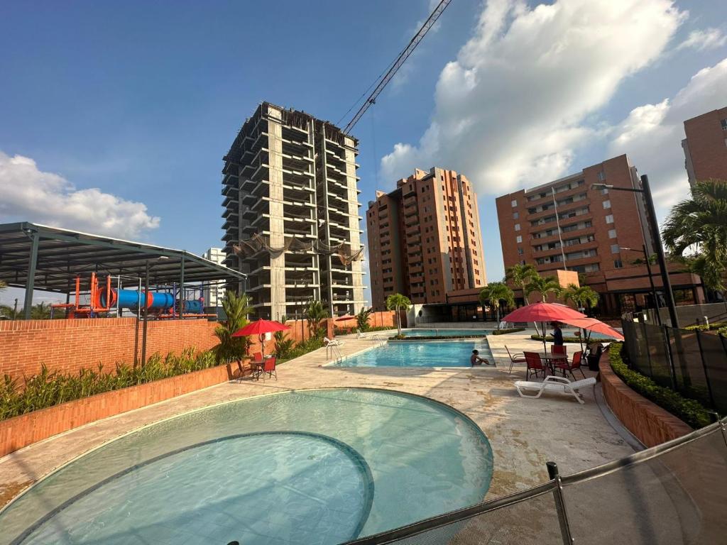una piscina en una ciudad con edificios altos en Apartamento en conjunto con piscina, en Ibagué