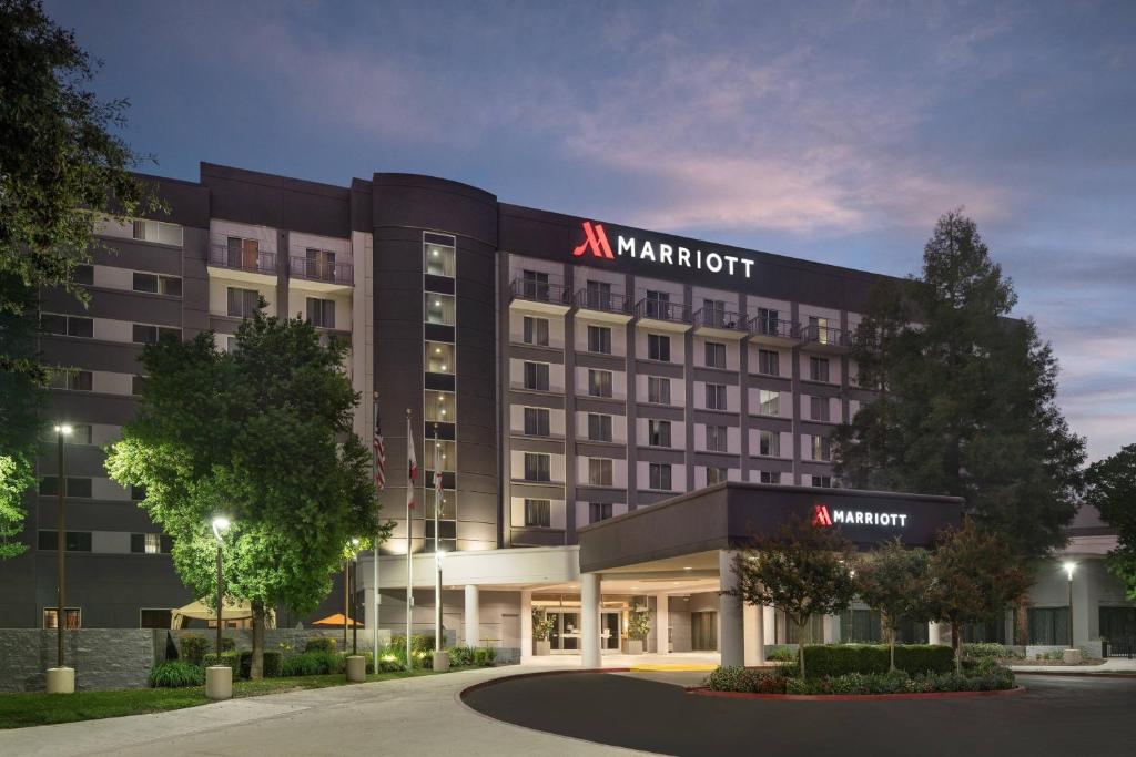 una representación de un hotel marriott por la noche en Visalia Marriott at the Convention Center en Visalia