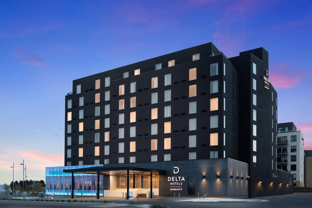 un edificio nero con luci accese in una città di Delta Hotels by Marriott Thunder Bay a Thunder Bay