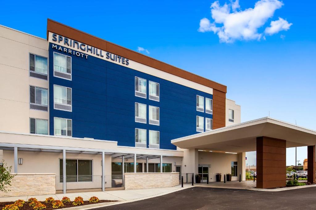 錢伯斯堡的住宿－SpringHill Suites by Marriott Chambersburg，牙科诊所建筑前部的 ⁇ 染