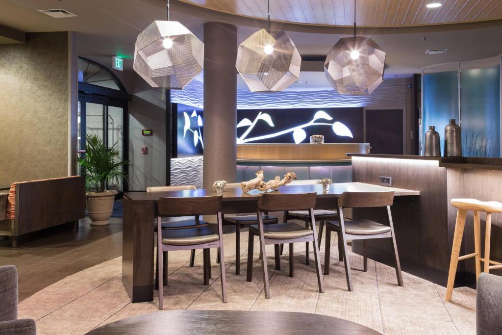 - une salle à manger avec une table et des chaises dans l'établissement SpringHill Suites Quakertown Pennsylvania, à Quakertown