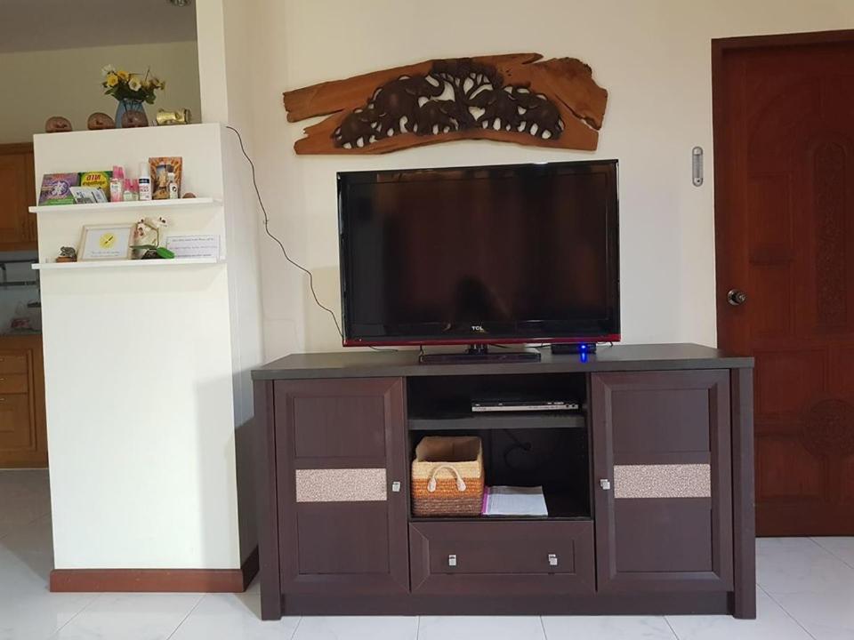 House in Ban Phe, Thailand في رايونغ: مركز ترفيهي خشبي مع تلفزيون بشاشة مسطحة