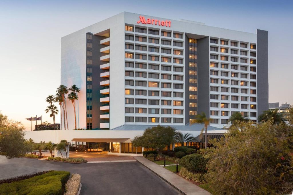 um edifício de hotel com um parque de estacionamento em frente em Marriott Tampa Westshore em Tampa