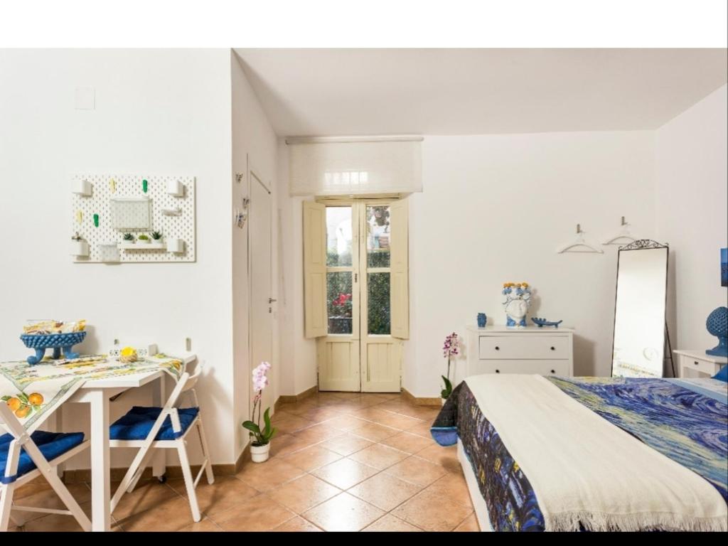 Łóżko lub łóżka w pokoju w obiekcie La casetta di Diana Ortigia