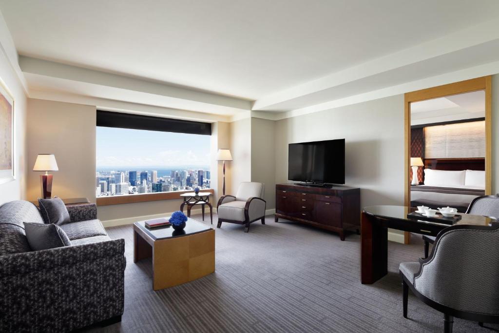 TV a/nebo společenská místnost v ubytování The Ritz-Carlton, Tokyo