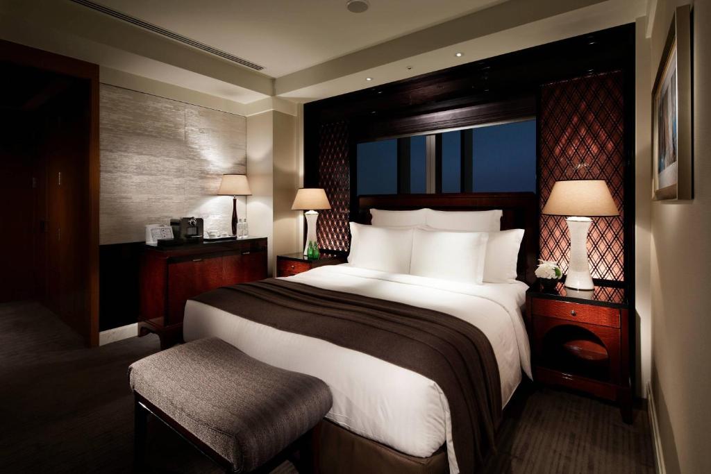 Postel nebo postele na pokoji v ubytování The Ritz-Carlton, Tokyo