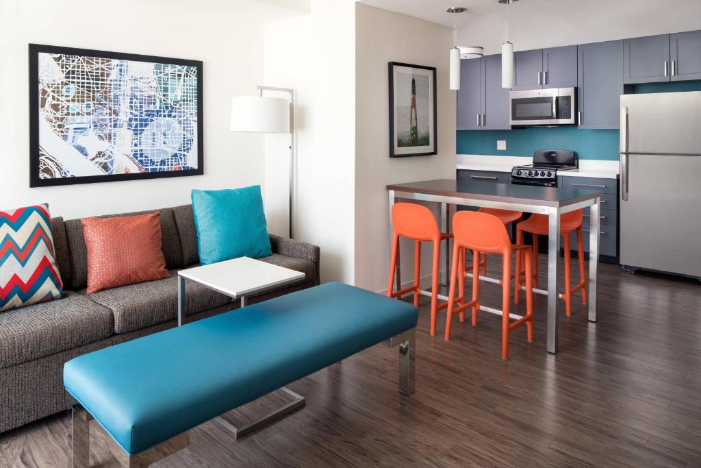 sala de estar y cocina con sofá y mesa en Residence Inn Washington Capitol Hill/Navy Yard, en Washington