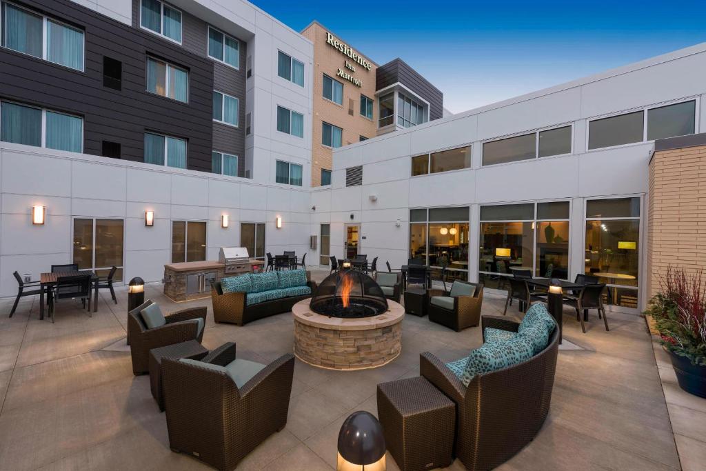 un patio dell'hotel con buca per il fuoco, tavoli e sedie di Residence Inn by Marriott Milwaukee West a Wauwatosa