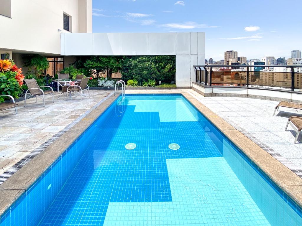 a swimming pool on top of a building at Hotel Corporativo na Faria Lima in São Paulo