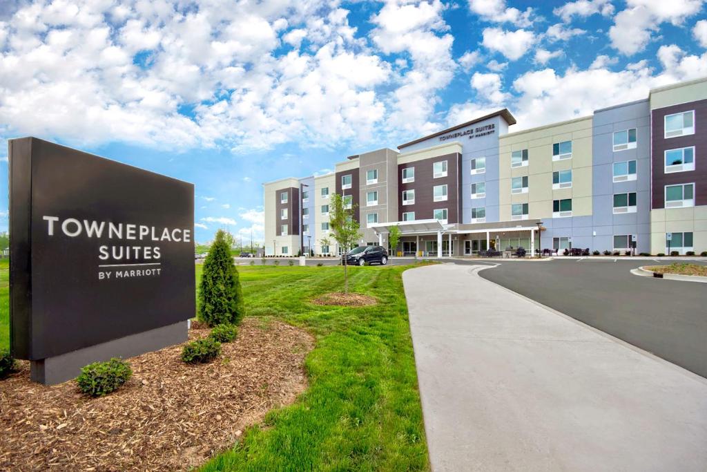 una representación del edificio de suites del lago Townnridge en TownePlace Suites by Marriott Asheville West en Asheville