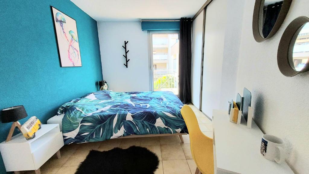 um pequeno quarto com uma cama e uma janela em Appartement à 100m de la plage 7 nuits minimum haute saison em Sainte-Maxime
