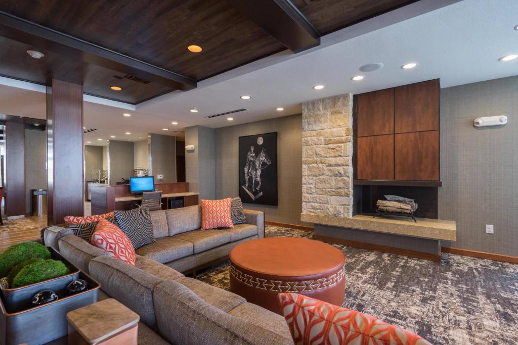 Fairfield Inn & Suites by Marriott Lubbock Southwest tesisinde bir oturma alanı