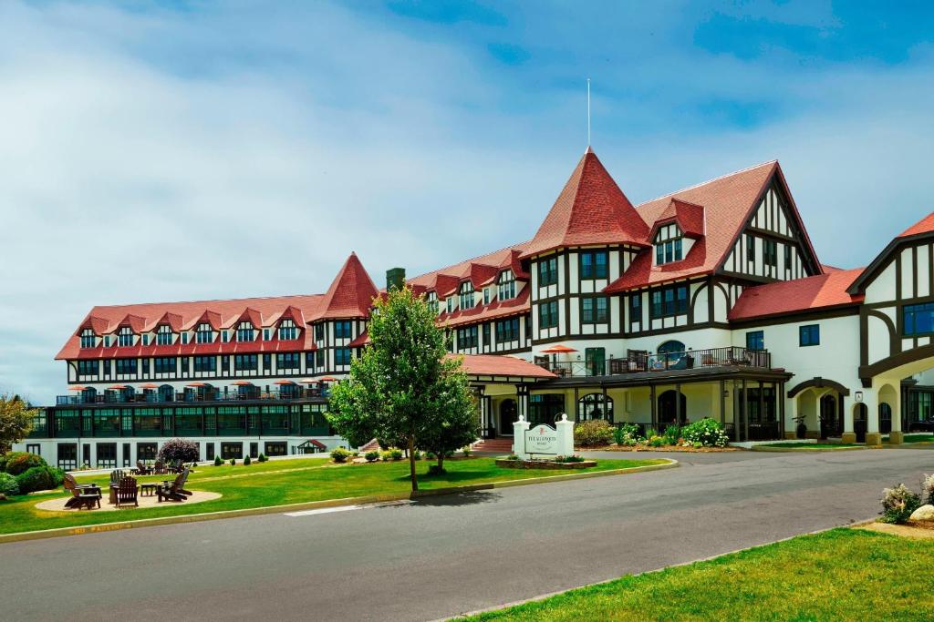 un gran edificio con techo rojo en una calle en The Algonquin Resort St. Andrews by-the-Sea, Autograph Collection, en Saint Andrews