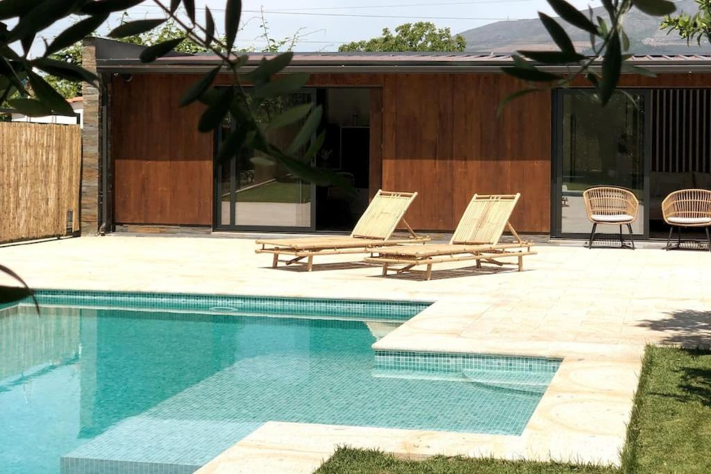 2 tumbonas junto a la piscina en Jardim do Olival - Casa com piscina en Correlhã