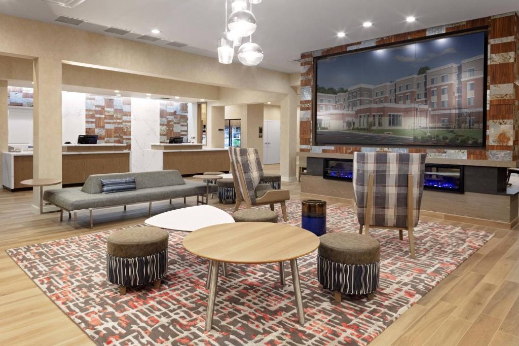 - un salon avec mobilier et grand écran dans l'établissement Residence Inn by Marriott Tuscaloosa, à Tuscaloosa