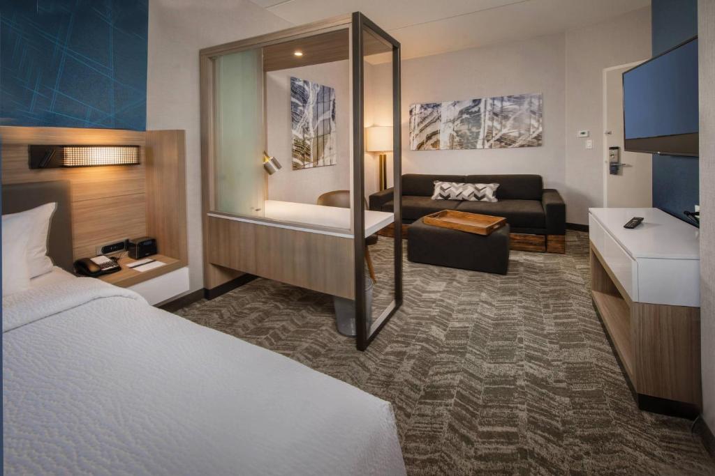 เตียงในห้องที่ SpringHill Suites by Marriott Gainesville Haymarket