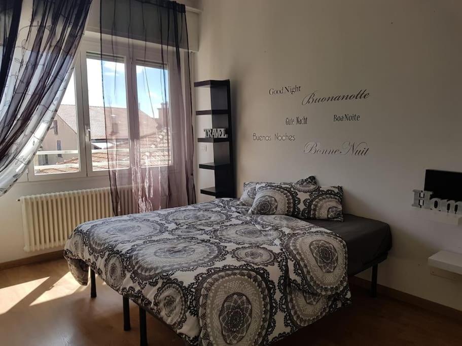 een slaapkamer met een bed en een raam bij Casa Pamy- Bike Friendly 9029LT1161 in Finale Ligure