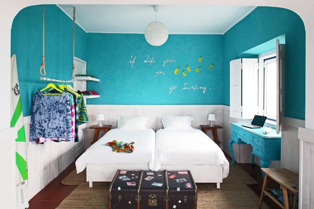 Chill in Ericeira Surf House tesisinde bir odada yatak veya yataklar