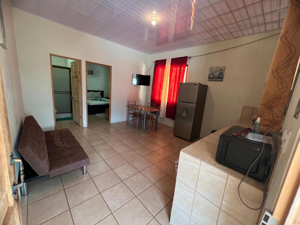 Una cocina o cocineta en Los Sueños RyG 1